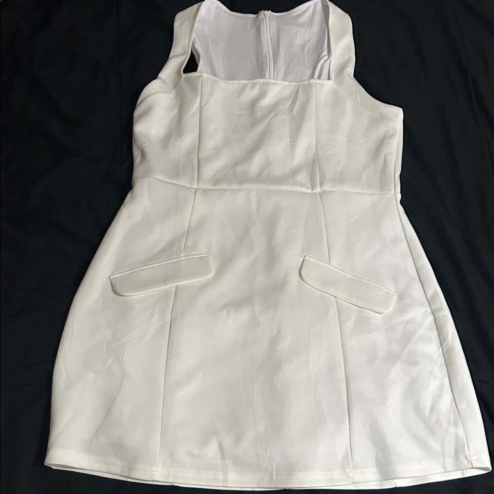 Elegant White Sleeveless Dress